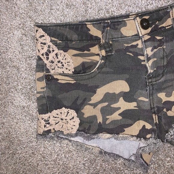Mudd Juniors Green & Cream Camo shorts size 9 - Picture 4 of 9